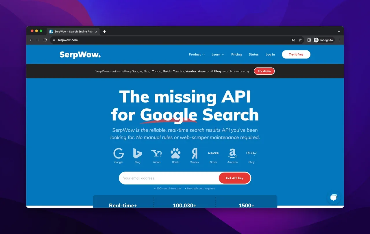 Die Ansicht der SerpWow-Homepage mit blauem Farbthema im Browser